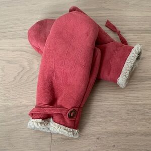 SMARTSET | Vintage Cozy Red Mittens with Faux Fur Lining